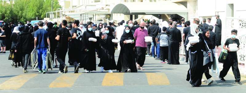 رواد إحدى الحسينيات في ختام المجلس الحسيني