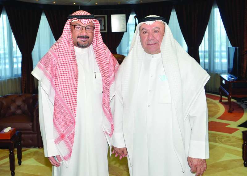 
بوشهري مع الزميل ناصر الفرحان خلال اللقاء 	(تصوير نايف العقلة) 	 
