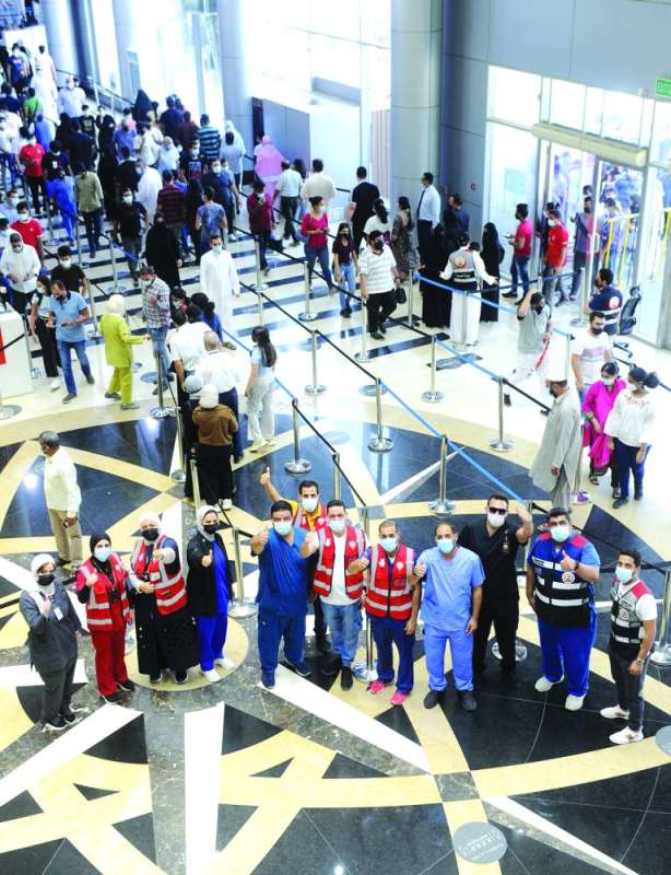 
أطباء وممرضون ومراجعون في مركز التطعيم	(تصوير سعود سالم)
