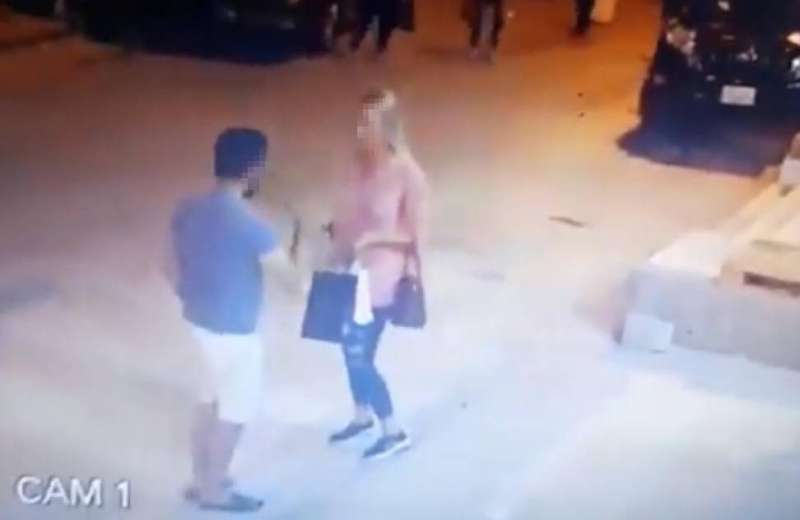 كاميرا مراقبة تظهر المواطن خلال تعرضه للأوكرانية 