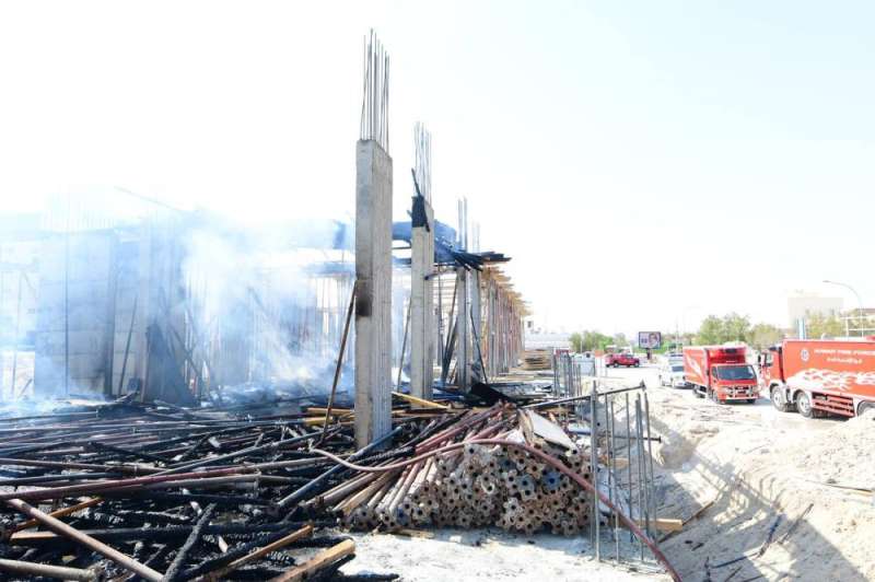 السيطرة على حريق مجمع تجاري قيد الإنشاء في الجهراء 
