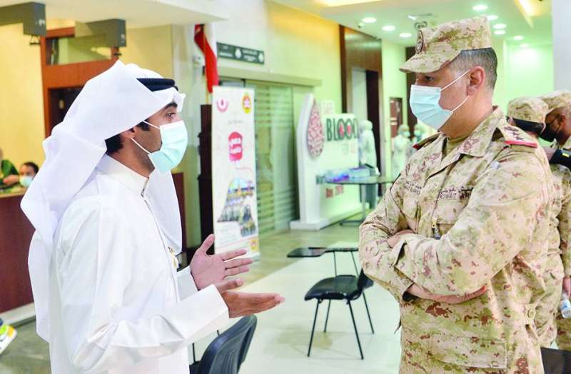 
العقيد العوضي يتحدث للزميل نايف كريم 
