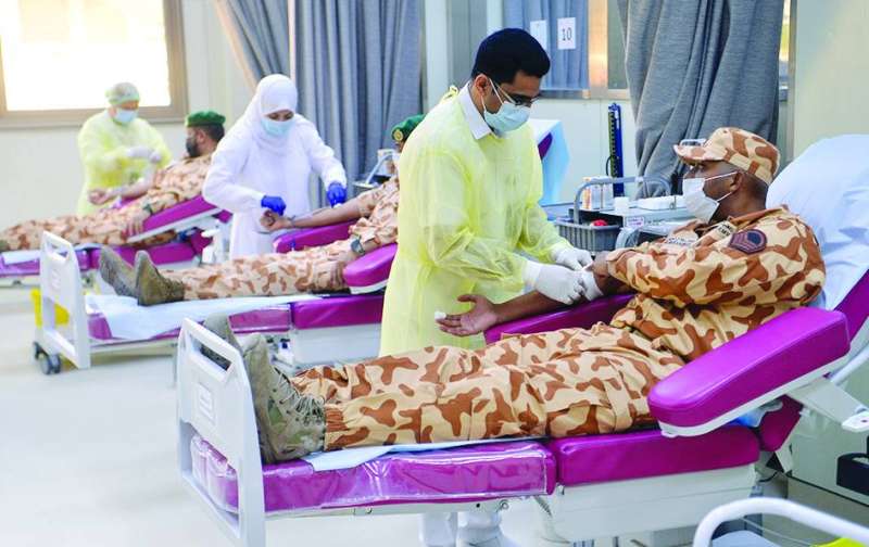 
عدد من العسكريين خلال تبرعهم في بنك الدم	(تصوير نايف العقلة)
