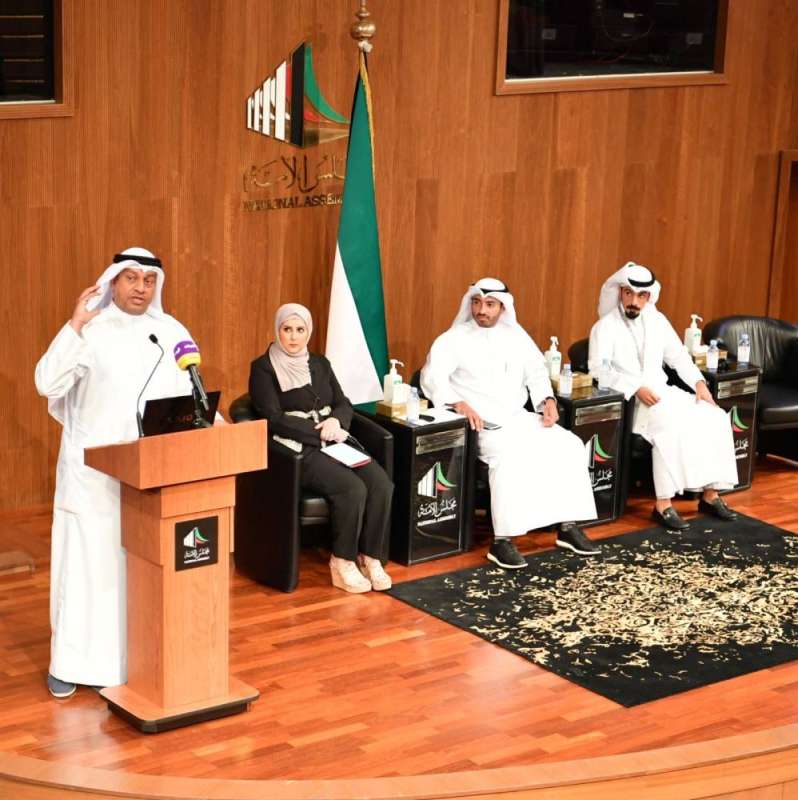 المطر متحدثا في الندوة التثقيفية