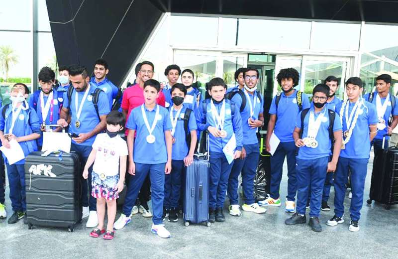 
عدد من سبّاحي الكويت في لقطة جماعية عقب العودة من الدوحة 	(كونا)
