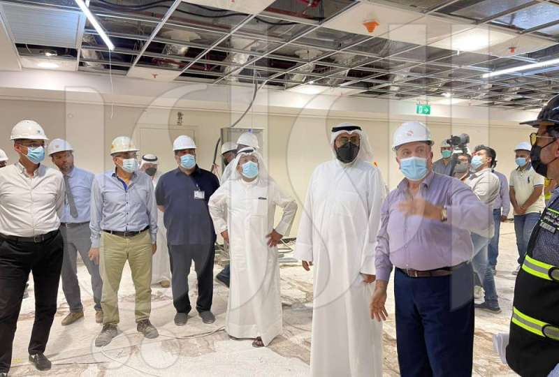 وزير الصحة متفقدا المشروع