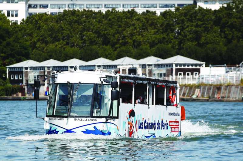 ... وتبحر في نهر السين بباريس