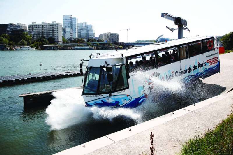 الحافلة في طريقها للتحوّل إلى قارب
