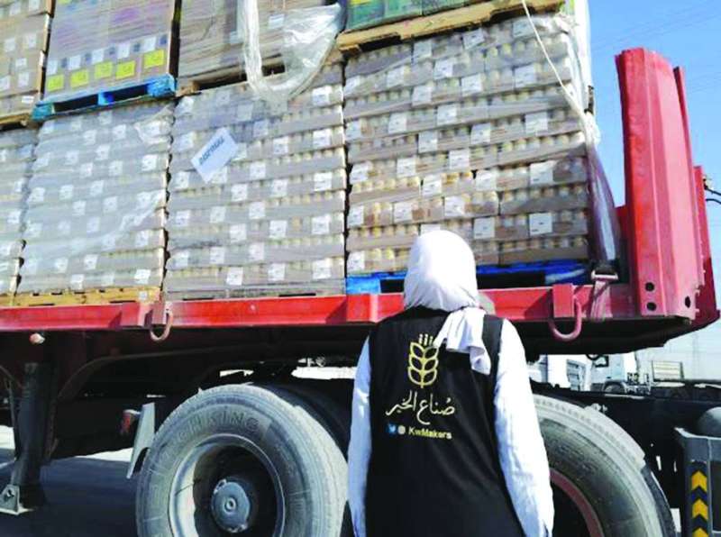 متطوعة في الفريق تشرف على نقل مواد غذائية في شاحنة