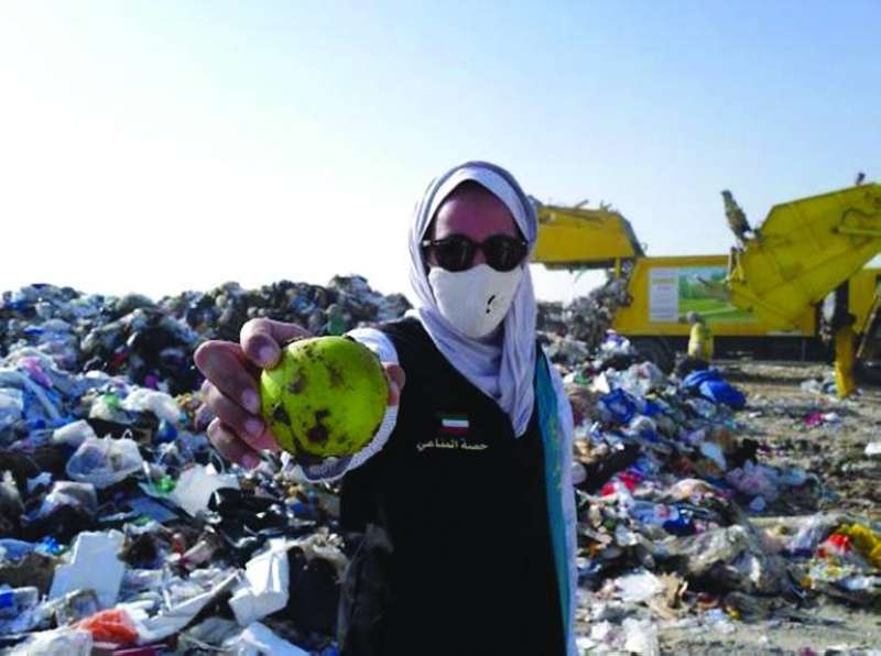 إحدى متطوعات الفريق خلال كشفها على مكب نفايات