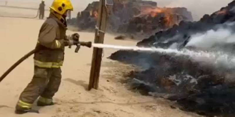 رجل إطفاء يكافح الحريق