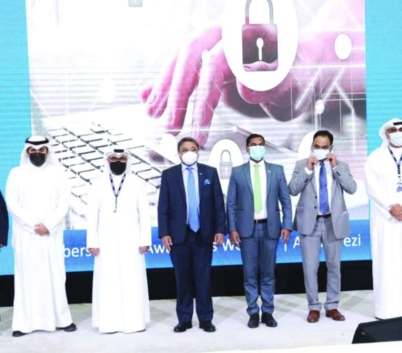 السفير الهندي وبودي يتوسطان عدداً من المشاركين في الندوة