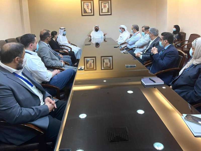وزير الصحة مجتمعاً مع العاملين في المستشفى الأميري