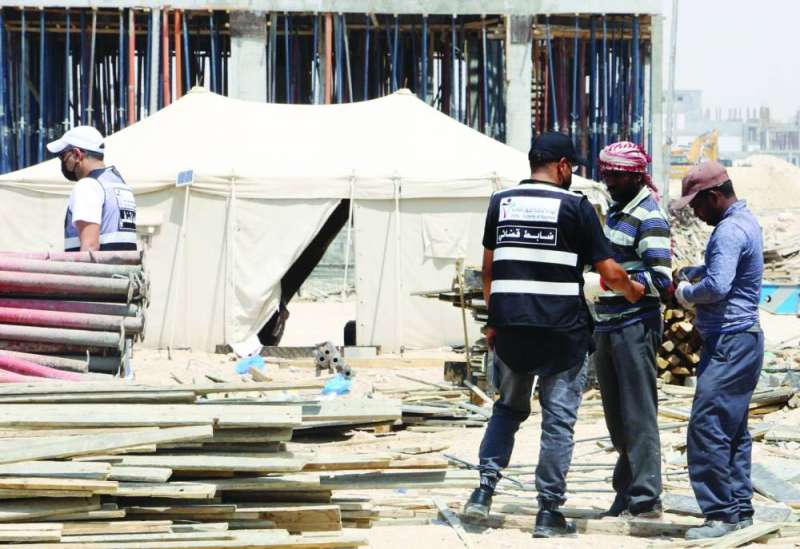 
ضابط قضائي يسلم عاملين إخطاري مخالفة