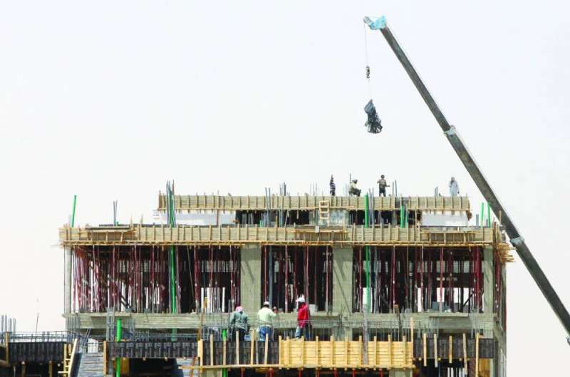 عمال في ورشة بناء في المطلاع