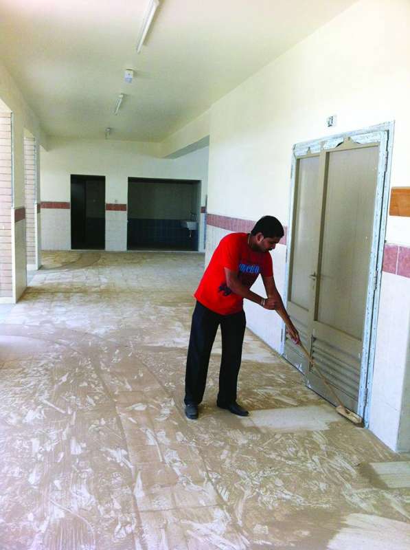 
الأتربة تغطي ممرات إحدى المدارس
