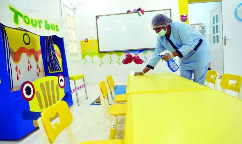 
تجهيز الفصول لاستقبال الأطفال	(تصوير نايف العقلة)