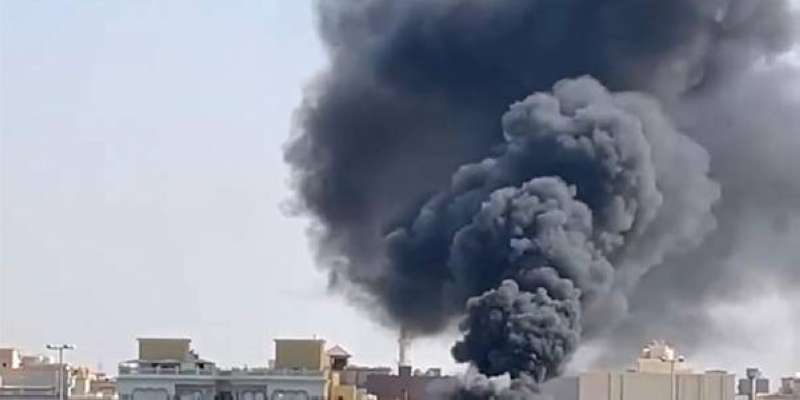 الأدخنة تتصاعد جراء الحريق