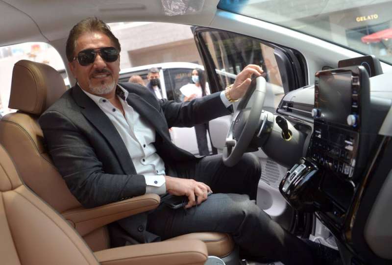 رائد ترجمان داخل السيارة