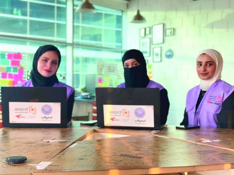 فريق صائدي الكويكبات من اليمين مراحب العازمي ونورة المصيريع ومريم جمالي