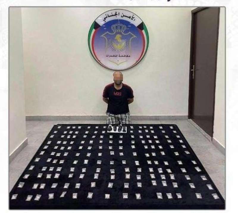 المتهم وأمامه المضبوطات