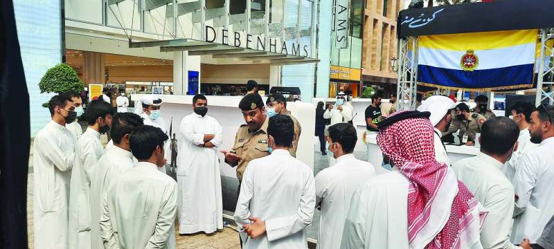 أحد الضباط شارحاً لمجموعة من الشباب مهام وواجبات الجيش