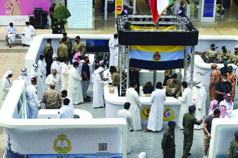 شباب يستمعون لشرح عن كيفية التسجيل للالتحاق بالخدمة العسكرية (تصوير أسعد عبدالله)