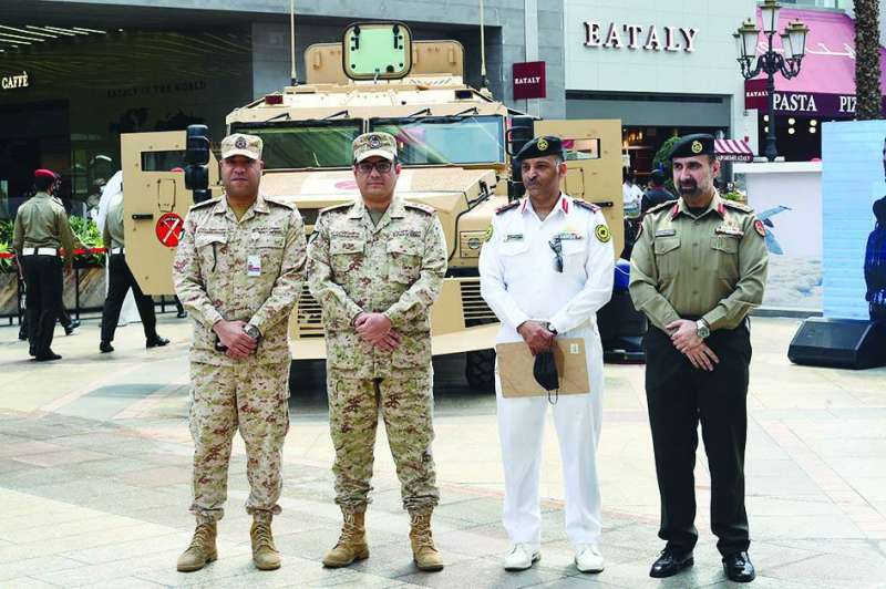 ضباط من أسلحة مختلفة في الحملة التوعوية