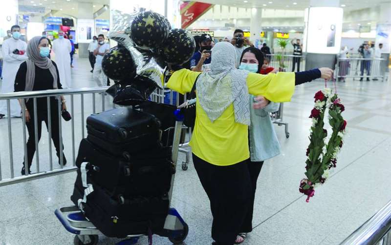 عناق بعد فراق (تصوير سعود سالم)