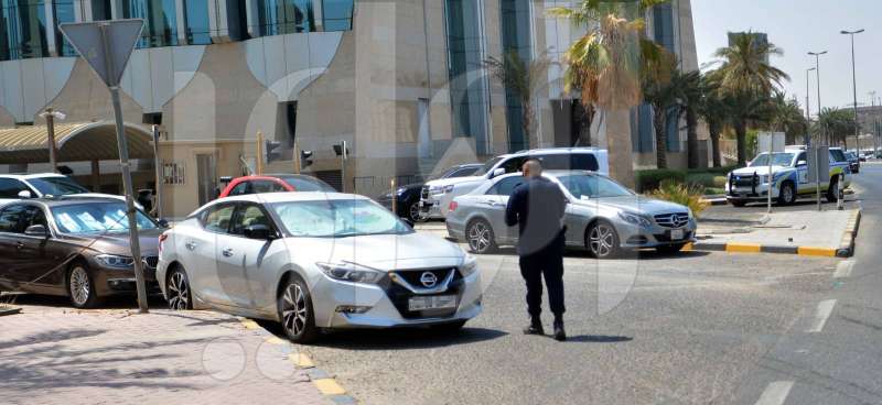 شرطي مرور يخالف سياراتهم