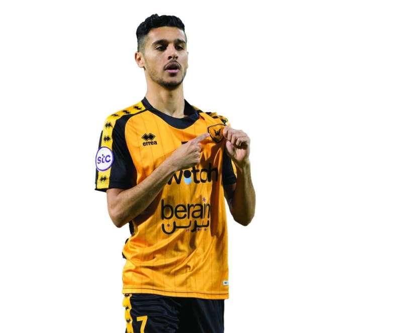 عيد الرشيدي يحتفل بأحد أهدافه مشيراً إلى شعار القادسية