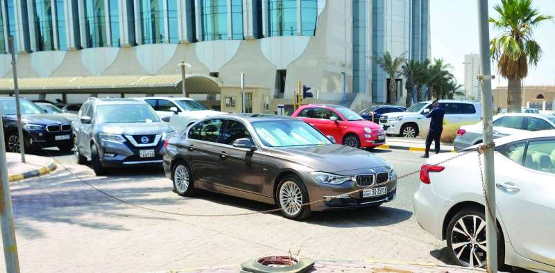 شرطي المرور يخالف سيارات المعتصمين الواقفة في «الممنوع» 	(تصوير نايف العقلة)
