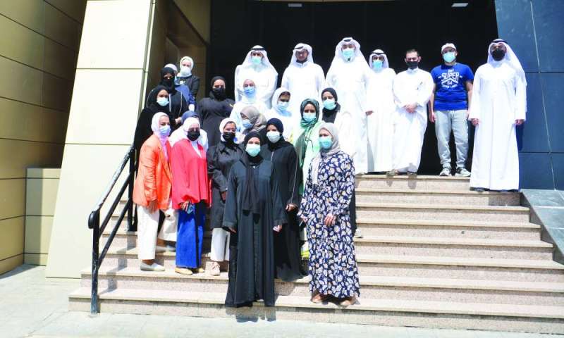 عدد من الموظفين المعتصمين في مدخل الإدارة العامة للإحصاء بشرق