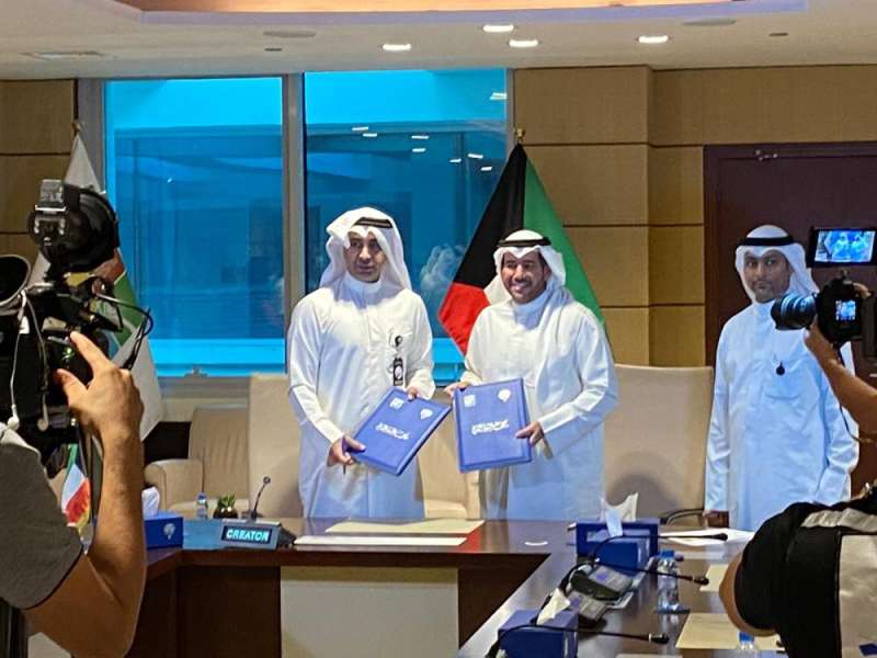 الأحمد والحساوي خلال التوقيع