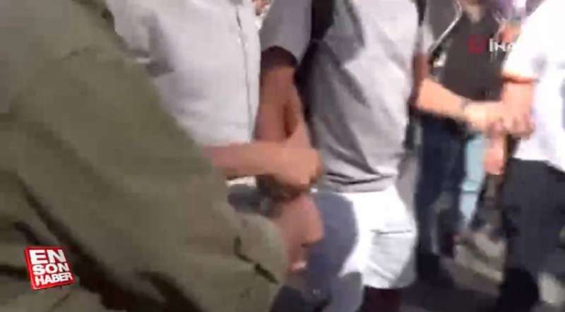 صورة تظهر لحظة القبض على الشاب المتهم من فيديو نشرته وسائل إعلام تركية