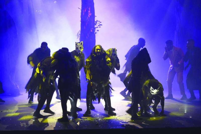 مشهد من العرض المسرحي
