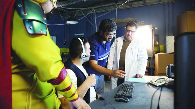 فريق العمل يُتابع توجيهات المخرج