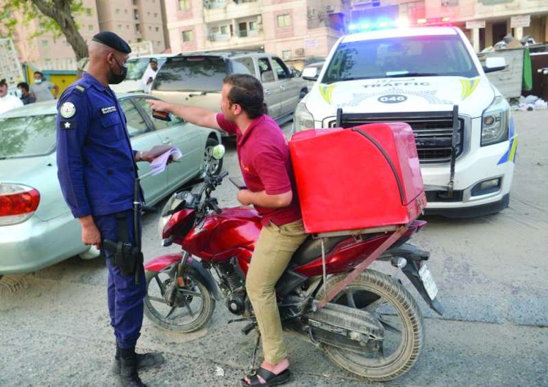 
خلال توقيع مخالفة عدم ارتداء الخوذة لسائق «دليفري»