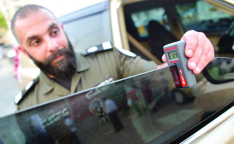 
قياس درجة تظليل زجاج السيارة