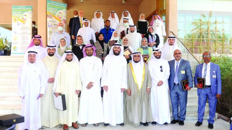 المشاركون في حفل التكريم 	(تصوير سعود سالم)
