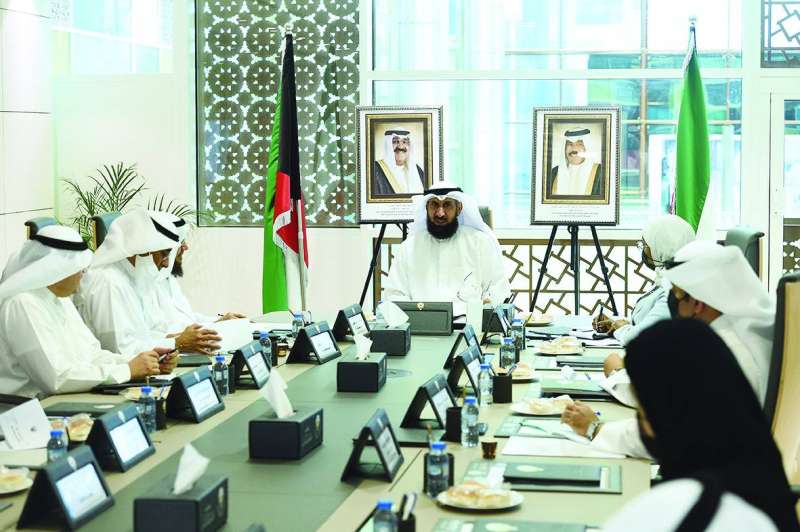 الوزيرالعتيبي مترئساً اجتماع لجنة تنظيم العمل الخيري 	(تصوير أسعد عبدالله)
