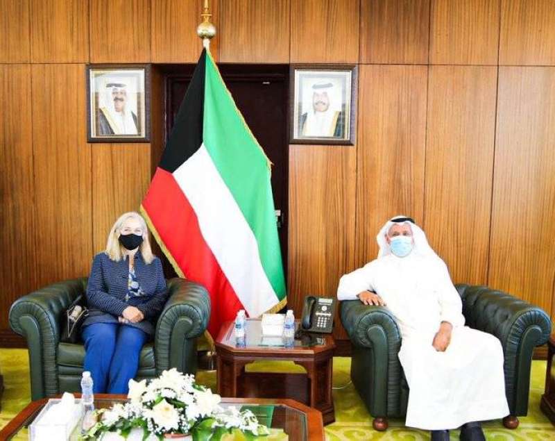 الرومي مستقبلا السفيرة الأميركية 