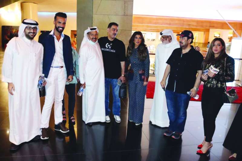 العجيرب مستقبلاً ضيوفه الفنانين في مدخل القاعة
