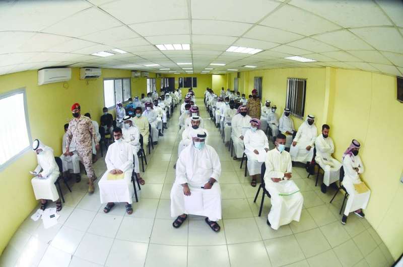 متطوعون ينتظرون للتسجيل