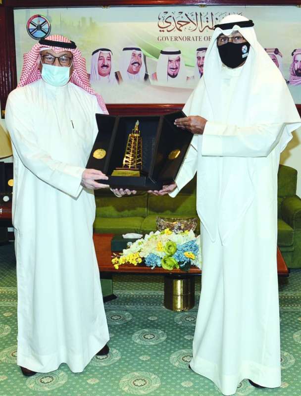 درع تكريمية من المحافظ للزميل ناصر الفرحان

