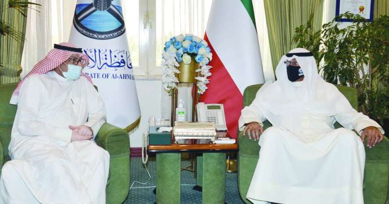 الخالد متحدثاً للزميل ناصر الفرحان 	(تصوير نايف العقلة)
