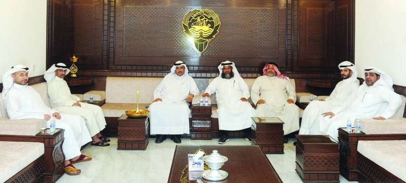 جانب من اللقاء في ديوان بطاح المطيري 	(تصوير سعود سالم)
