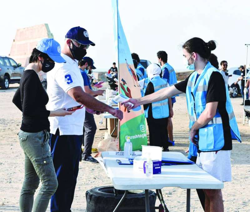 فحص المتطوعين قبل مشاركتهم بالتنظيف
