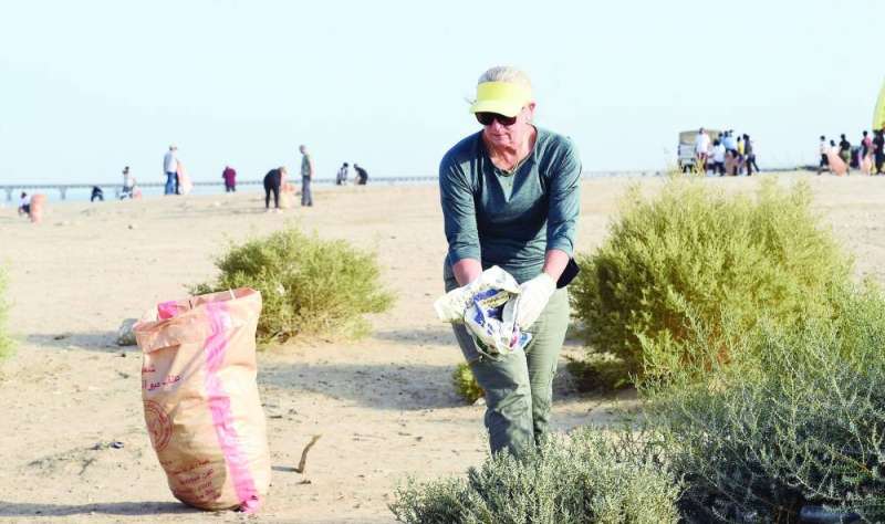 السفيرة الأميركية مشاركة في حملة تنظيف الشواطئ 	(تصوير أسعد عبدالله)
