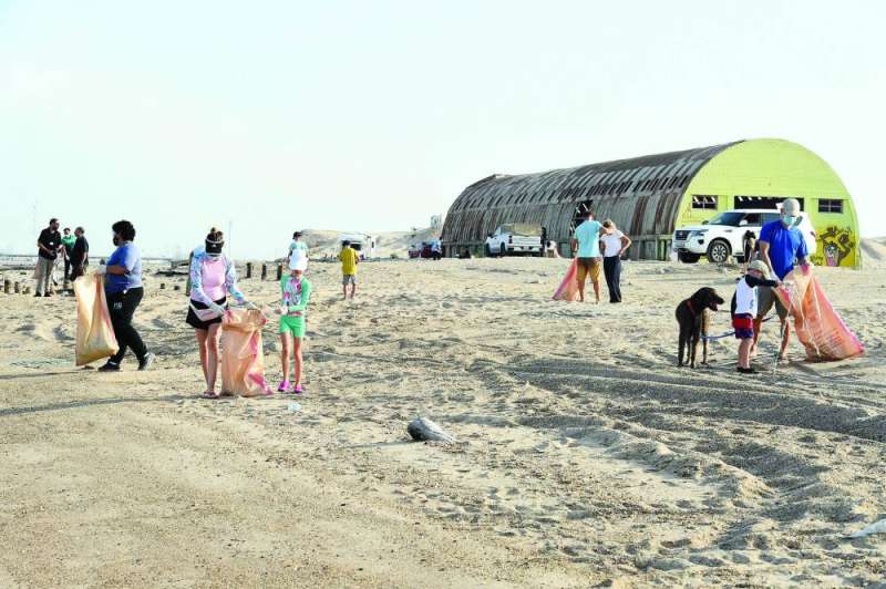 جانب من تنظيف الشواطئ
